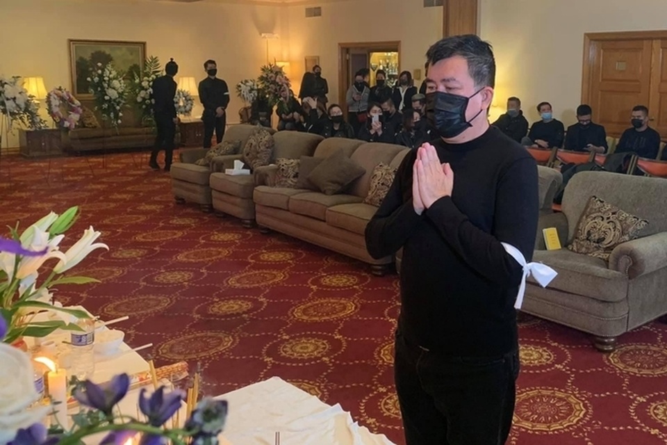 Đồng nghiệp nghẹn ngào khi thấy chiếc micro an táng cùng Vân Quang Long - 9 Đồng nghiệp nghẹn ngào khi thấy chiếc micro an táng cùng Vân Quang Long - 9