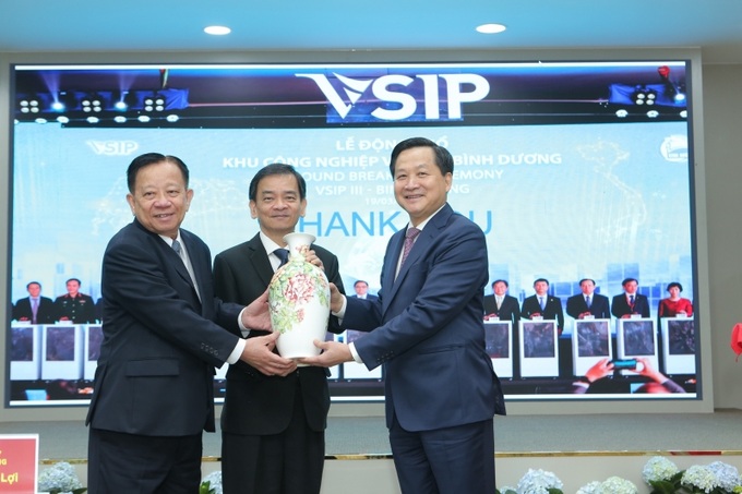 Phó Thủ tướng Chính phủ Lê Minh Khái tặng quà lưu niệm cho VSIP.