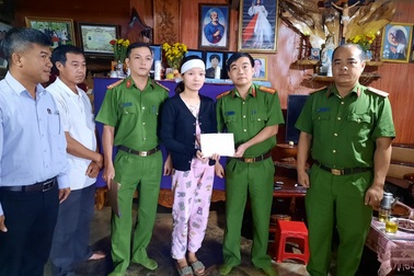 Trao trả 100 triệu đồng cho "Goá phụ Rào Trăng 3" bị kẻ xấu chiếm đoạt