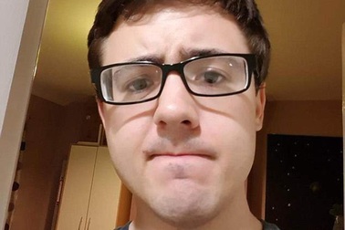 Ù tai mất ngủ vì dùng tai nghe, nam thanh niên tìm đến cái chết