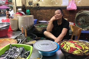 Vắng khách, bà chủ quán bún chửi từng lên CNN bất ngờ... “cai chửi”