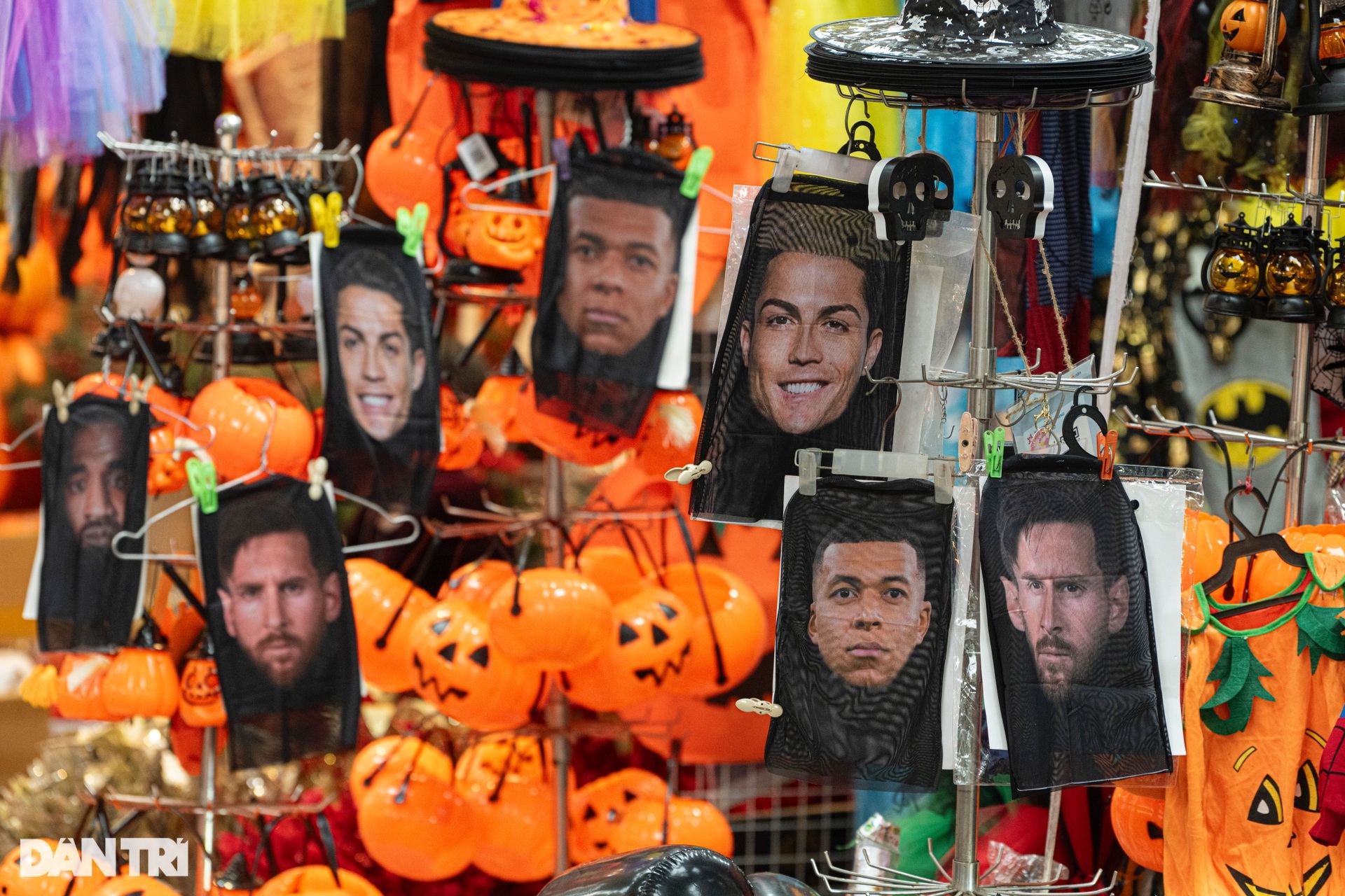 Mặt nạ Ronaldo, Messi khuấy đảo phố Hàng Mã mùa Halloween - 11