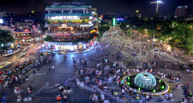 Không gian đi bộ quanh khu vực Hồ Gươm, quận Hoàn Kiếm, Hà Nội.