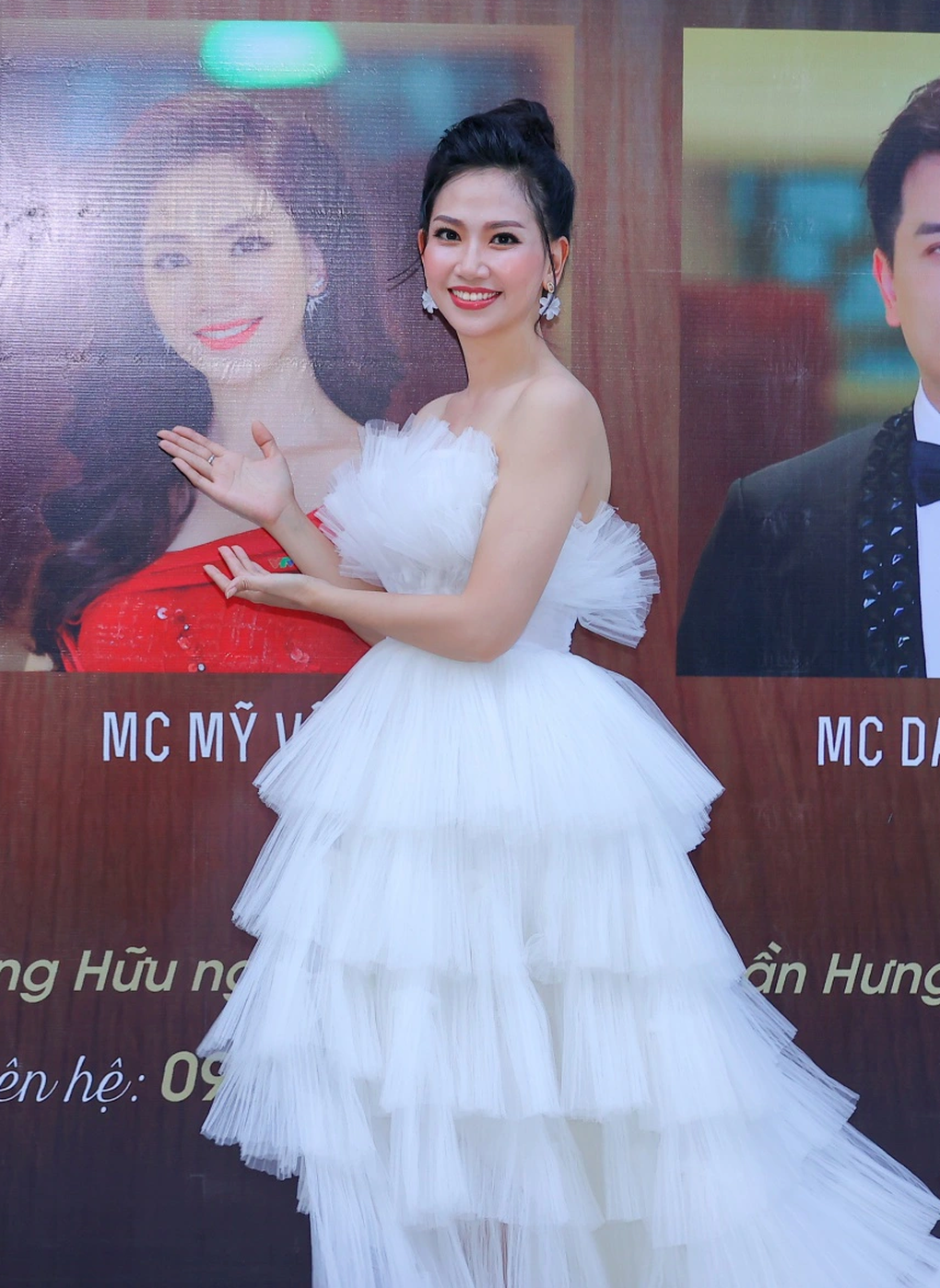 MC Mỹ Vân đọ dáng xinh đẹp bên MC Hoài Anh - 1 MC Mỹ Vân đọ dáng xinh đẹp bên MC Hoài Anh - 1