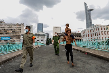 Đưa người lang thang ở TPHCM về khu tập trung nuôi ăn, ở và chăm sóc y tế