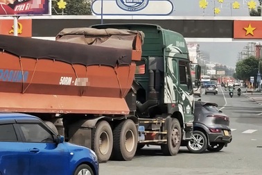 Thông tin vụ xe đầu kéo đẩy ô tô trượt dài tại vòng xoay ở TPHCM