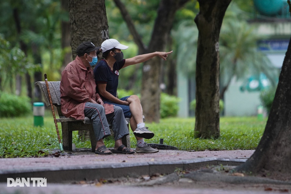 Công viên ở Hà Nội mở cửa, người dân đội mưa vào tập thể dục từ tờ mờ sáng - 11 Công viên ở Hà Nội mở cửa, người dân đội mưa vào tập thể dục từ tờ mờ sáng - 11