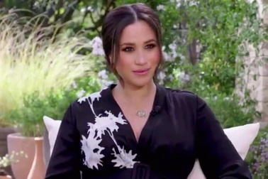 Bộ đầm đen thêu hoa sen trắng của Meghan Markle là "bộ đầm của năm"