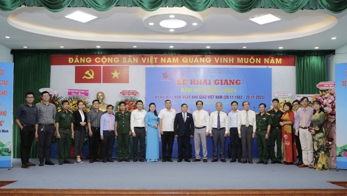 TS. Phạm Ngọc Thành và các đại biểu tham dự buổi lễ chụp ảnh lưu niệm

