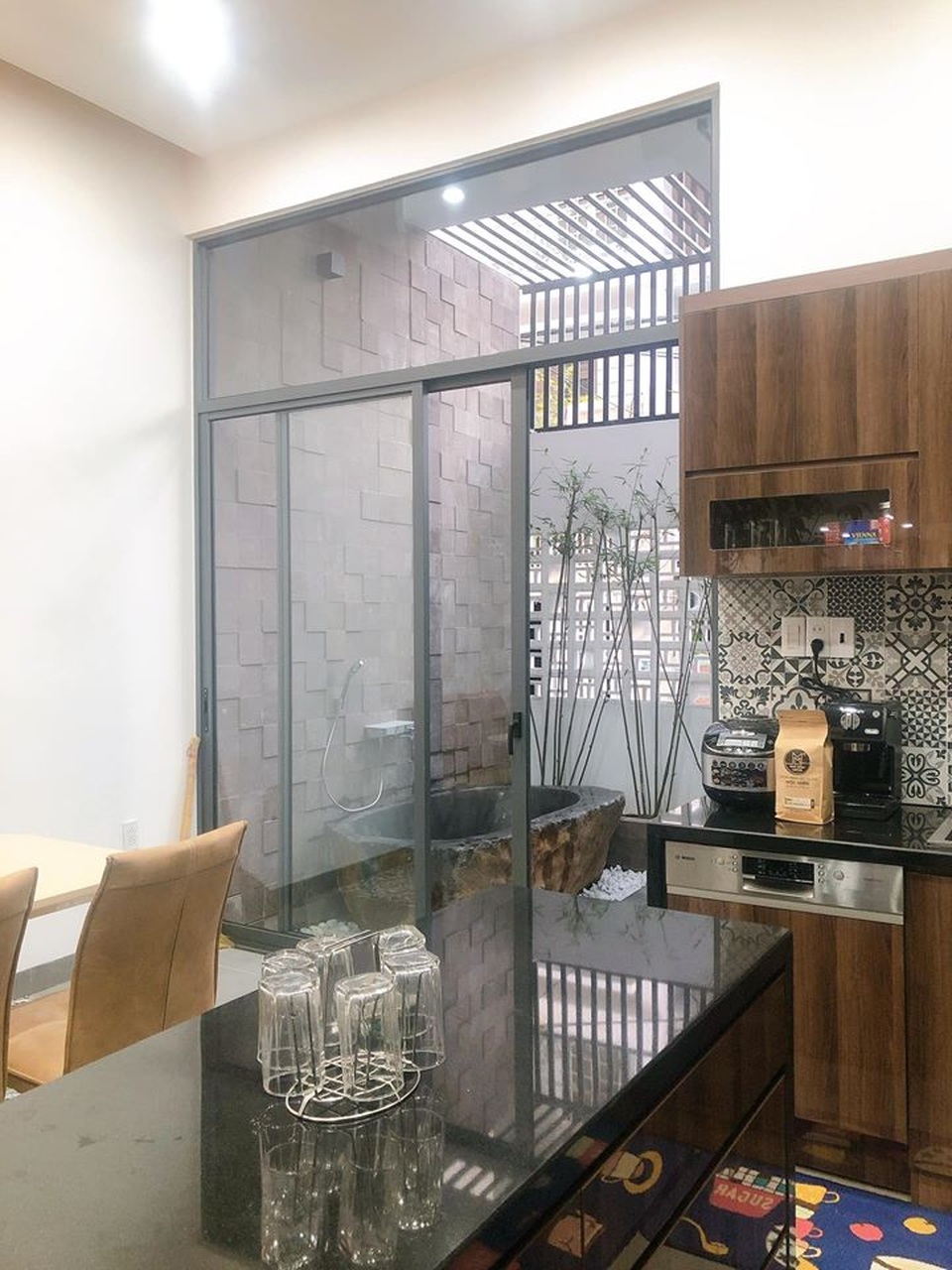 Vợ chồng trẻ ở Đà Nẵng xây nhà 3 tỷ đồng “ngập cây xanh và ánh nắng” - 11 Vợ chồng trẻ ở Đà Nẵng xây nhà 3 tỷ đồng “ngập cây xanh và ánh nắng” - 11