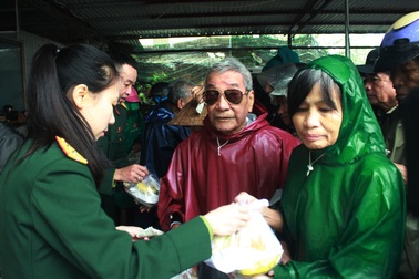 Những suất cơm 2.000 đồng ấm lòng nghĩa tình quân dân