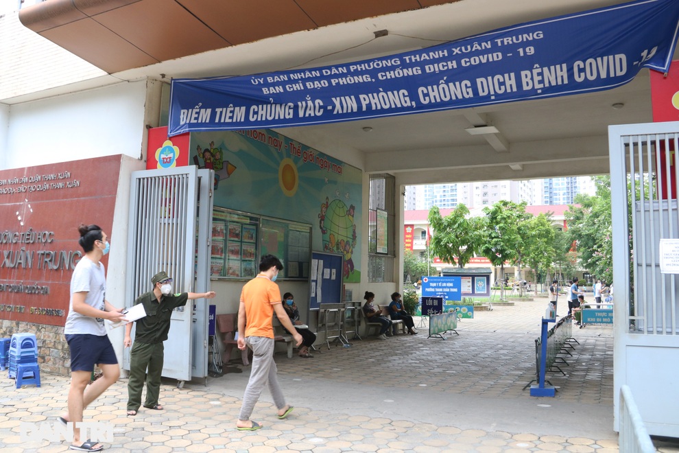 Cận cảnh trạm y tế lưu động được lắp đặt tại quận Thanh Xuân để chống dịch - 13 Cận cảnh trạm y tế lưu động được lắp đặt tại quận Thanh Xuân để chống dịch - 13