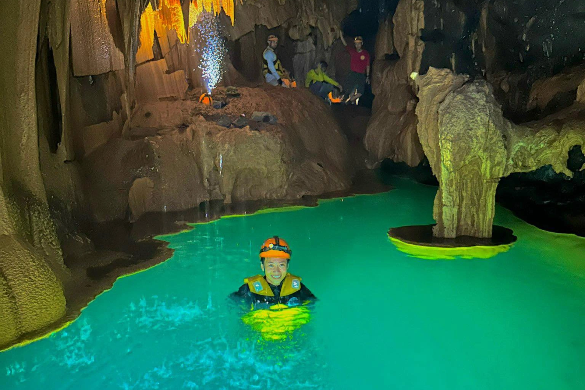 Vẻ đẹp siêu thực trong hang động có hồ nước bí ẩn treo lơ lửng - 2