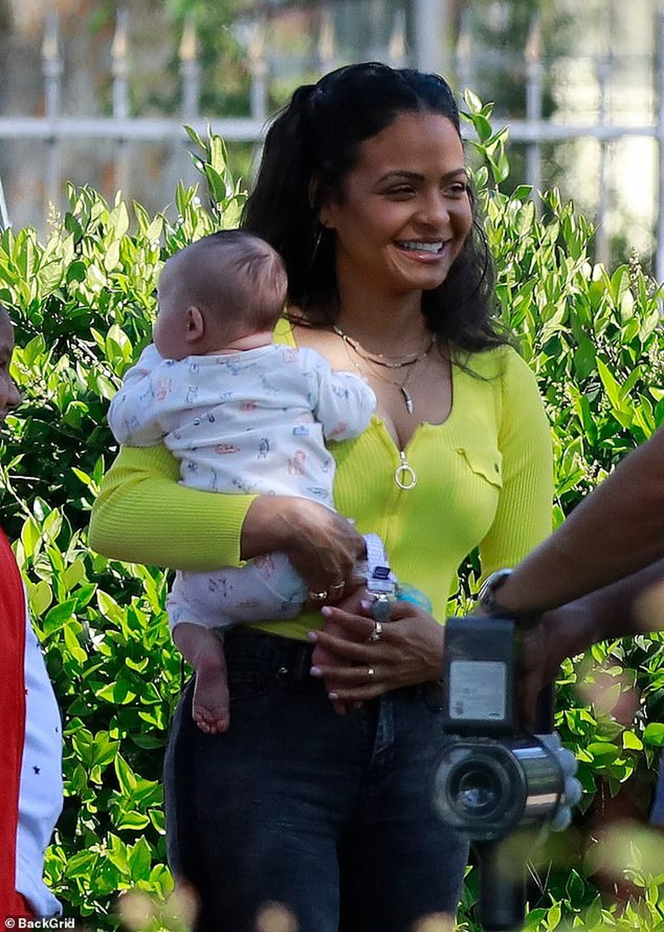 Tình cũ Ronaldo chơi đùa cùng con trên phố - 5