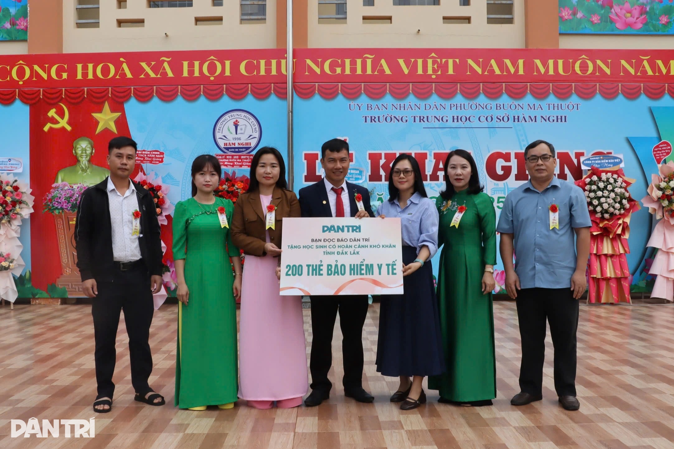 Báo Dân trí trao gần 900 thẻ BHYT đến học sinh tại miền Trung - Tây Nguyên - 14 Báo Dân trí trao gần 900 thẻ BHYT đến học sinh tại miền Trung - Tây Nguyên - 14