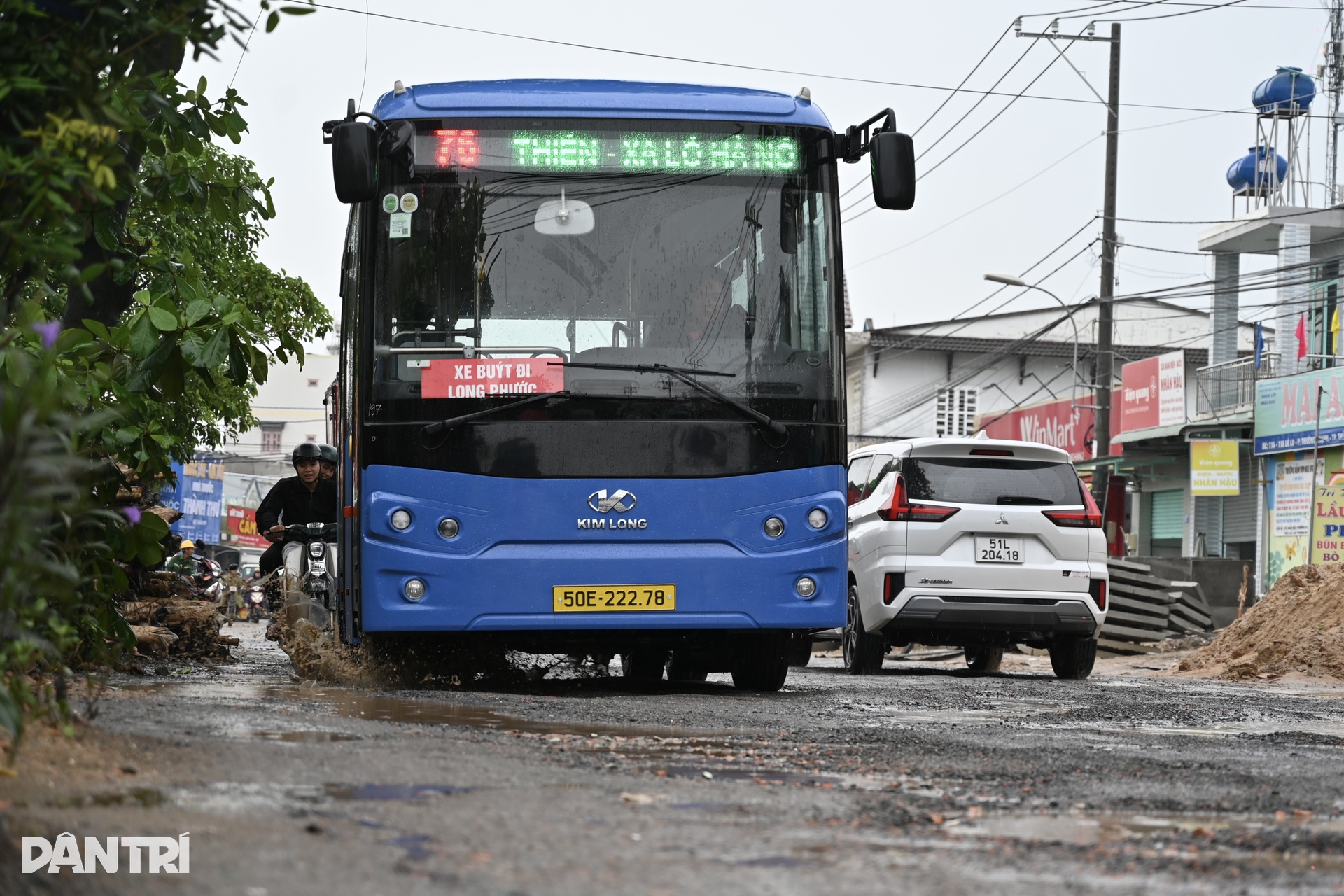 Người dân chật vật qua ma trận ổ voi, ổ gà ở TPHCM - 4 Người dân chật vật qua ma trận ổ voi, ổ gà ở TPHCM - 4