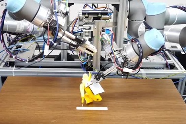 Cánh tay robot tỉ mẩn lột vỏ quả chuối