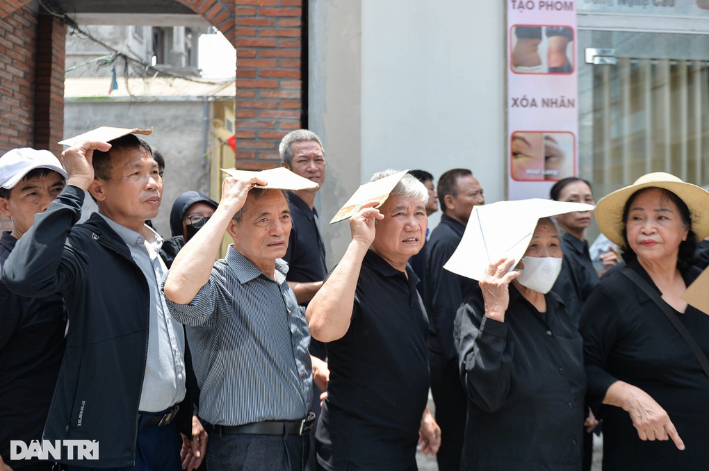 Chiếc quạt, cốc nước nghĩa tình của người Lại Đà trong lễ viếng Tổng Bí thư - 4 Chiếc quạt, cốc nước nghĩa tình của người Lại Đà trong lễ viếng Tổng Bí thư - 4