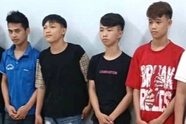 Sau tiếng hô “quay lại”, nhóm đối tượng truy đuổi tấn công 2 người đi đường