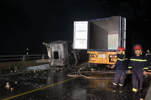 Hai xe đầu kéo bốc cháy sau va chạm, 3 người thương vong