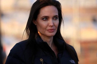Angelina Jolie tiếp tục cắt bỏ buồng trứng