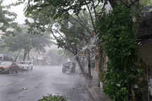 Đà Nẵng đang mưa lớn, người dân hối hả đi mua đồ chống bão