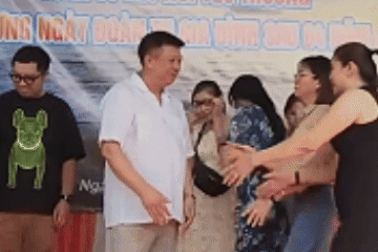 Thất lạc 64 năm, người anh sửng sốt vì hành động của chị em cùng ba khác mẹ