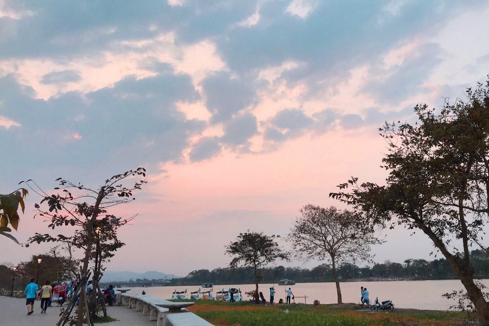 Khung cảnh hoàng hôn đẹp mê hoặc trên sông Hương - 8 Khung cảnh hoàng hôn đẹp mê hoặc trên sông Hương - 8