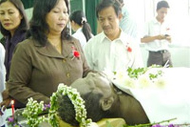 Tặng thân xác cho đời