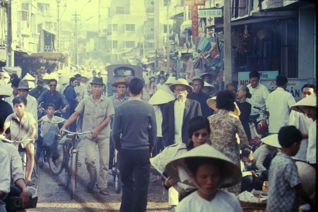 1.1.Chợ tết Ông Tạ trước 1975 họp cả trên đường. Ảnh đường Thoại Ngọc Hầu, nay là Phạm Văn Hai giáp tết Mậu Thân 1968 - Ảnh Harold Boehlert.jpg 1.1.jpg