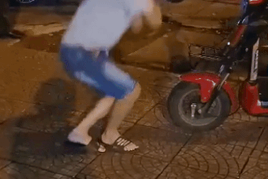 Thiếu niên bị phạt "thụt xì dầu" 50 cái vì ra đường chơi trong mùa dịch