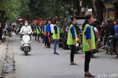 Bạn trẻ lập dải phân cách chia làn giao thông trên đường Hà Nội
