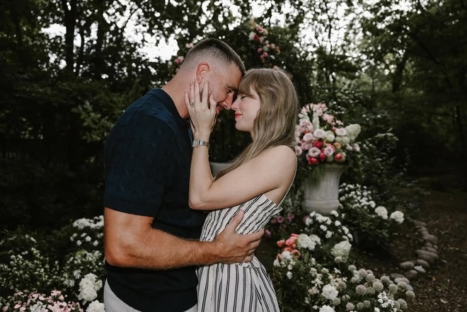 Cú trượt tay của mẹ chồng tương lai Taylor Swift khiến mạng xã hội dậy sóng - 2