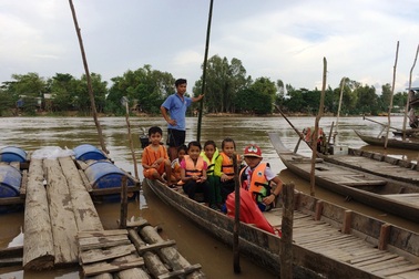 Đảm bảo an toàn cho học sinh vùng lũ đến trường