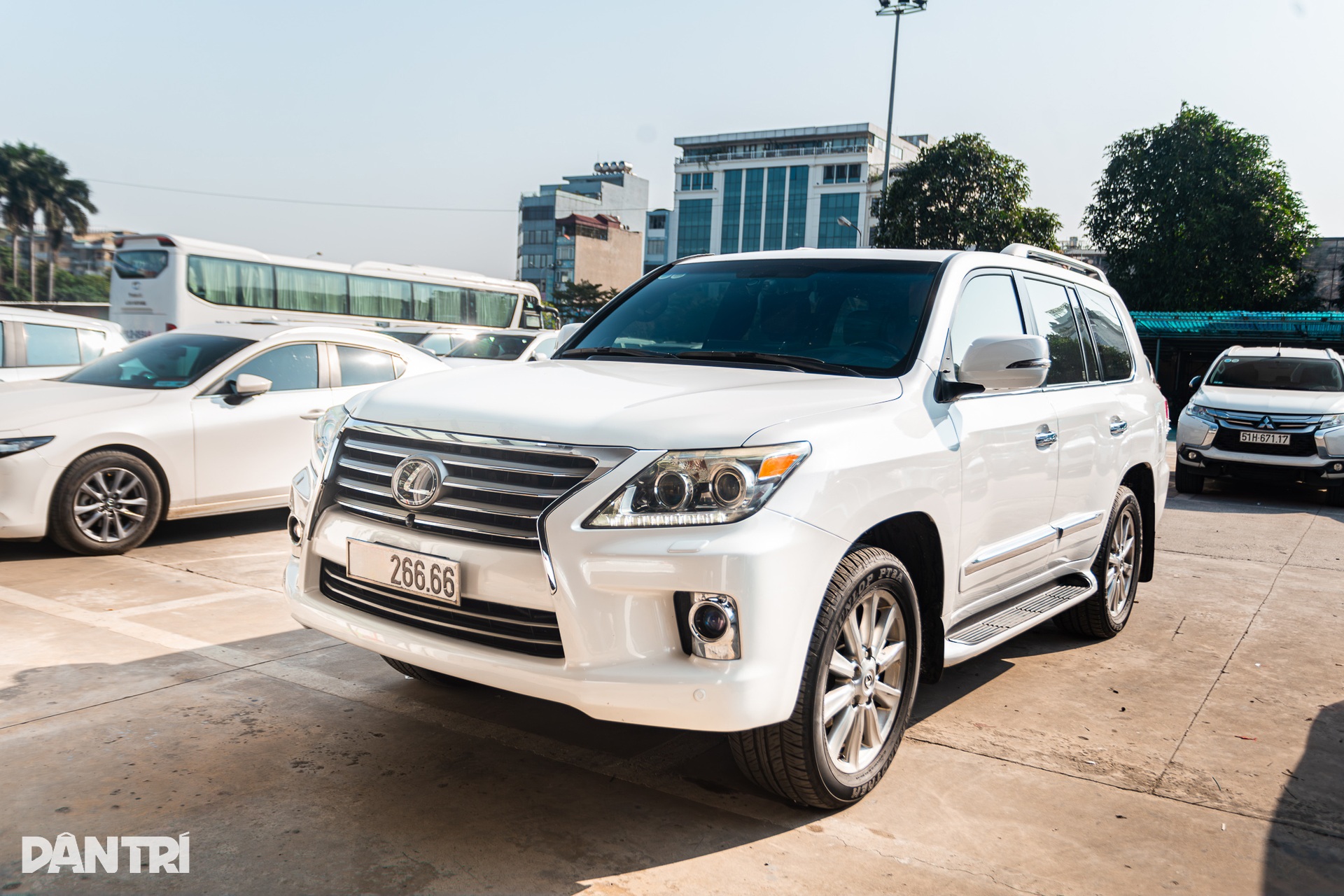 Chủ xe Lexus LX 570 chi 400 triệu đồng chỉ để lột xác nội thất - 1 Chủ xe Lexus LX 570 chi 400 triệu đồng chỉ để lột xác nội thất - 1