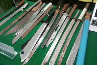 Chặn 2 băng nhóm sắp "huyết chiến", thu 38 dao rựa