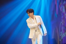 Đan Trường khoe "nhan sắc không tuổi", hé lộ cuộc sống ở tuổi 48