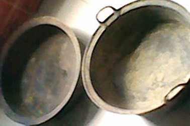 Phát hiện trống, thau đồng cổ khi đào ruộng