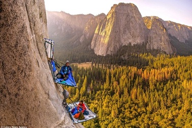 Cắm trại cheo leo trên vách đá: Cơn ác mộng của những người sợ độ cao