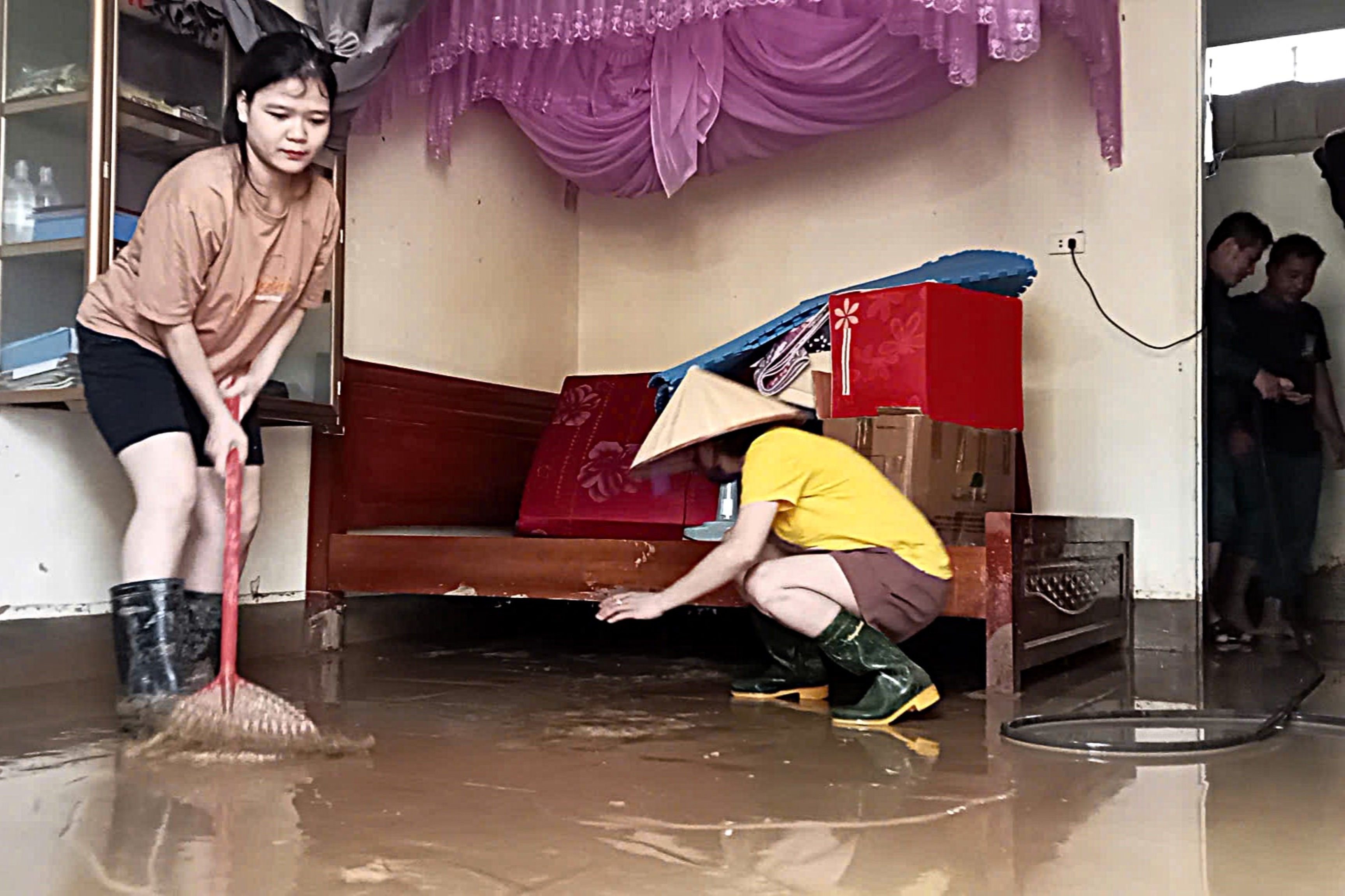 ទឹកជំនន់បំផ្លាញផ្ទះសម្បែងអស់ជាច្រើនខ្នងនៅខេត្តជាប់ព្រំដែន Nghe An - ១២ Mưa lũ tàn phá, vùi lấp nhiều nhà dân ở huyện biên giới Nghệ An - 12