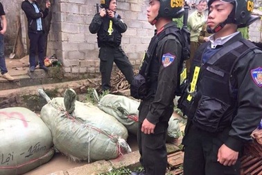 Bắt giữ gần 3 tấn hàng Trung Quốc tại thủ phủ buôn lậu Hang Dơi