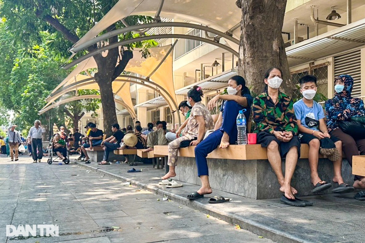 Miễn viện phí: Mong mỏi xóa gánh nặng tiền tạm ứng và khoảng trống bảo hiểm - 1 Miễn viện phí: Mong mỏi xóa gánh nặng tiền tạm ứng và khoảng trống bảo hiểm - 1