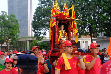 Hàng nghìn người đứng kín hai bên đường xem rước kiệu Bà ở Bình Dương