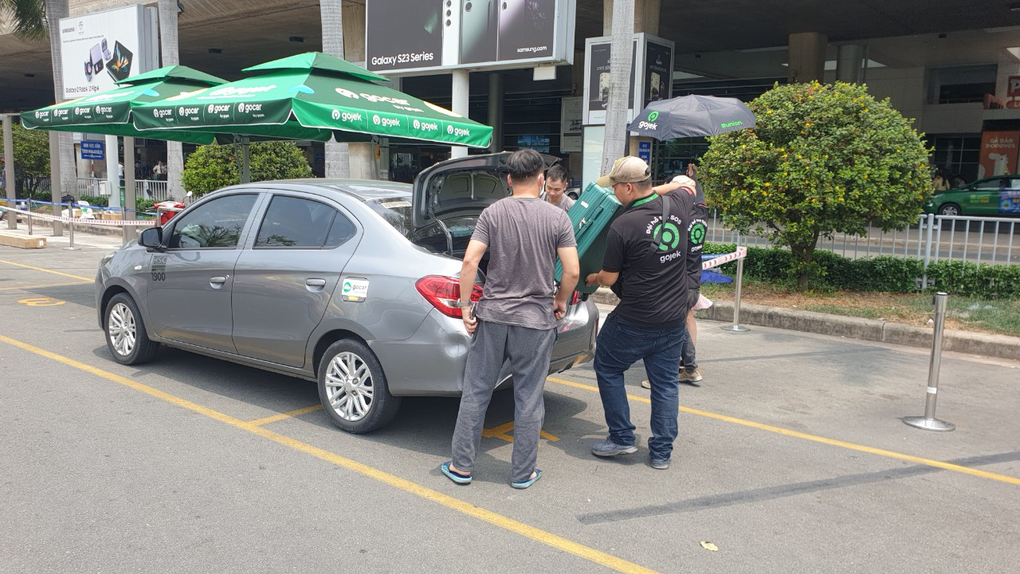 Gojek hỗ trợ giao thông cho tài xế tại sân bay Tân Sơn Nhất dịp lễ 30/4-1/5 - 3 Gojek hỗ trợ giao thông cho tài xế tại sân bay Tân Sơn Nhất dịp lễ 30/4-1/5 - 3