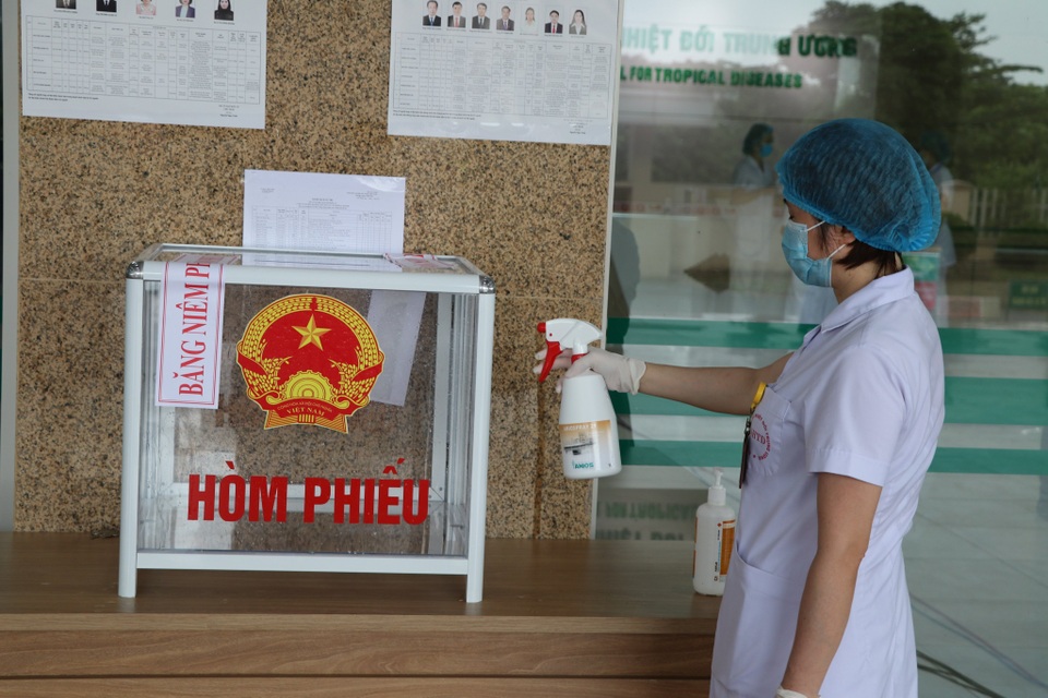 Mặc đồ phòng hộ đi bỏ phiếu tại nơi điều trị 300 ca Covid-19 - 5
