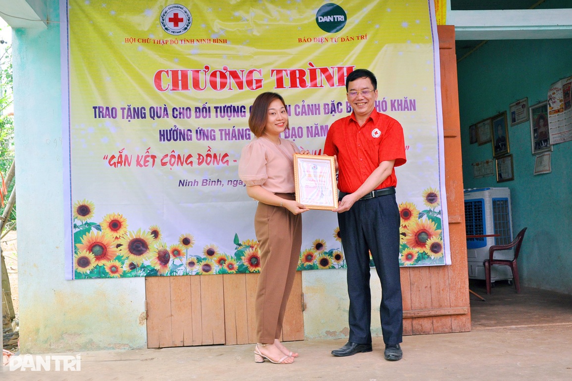 Hơn 200 triệu đồng trao tặng cô bé côi cút buồn bên bà nội già yếu - 5 Hơn 200 triệu đồng trao tặng cô bé côi cút buồn bên bà nội già yếu - 5