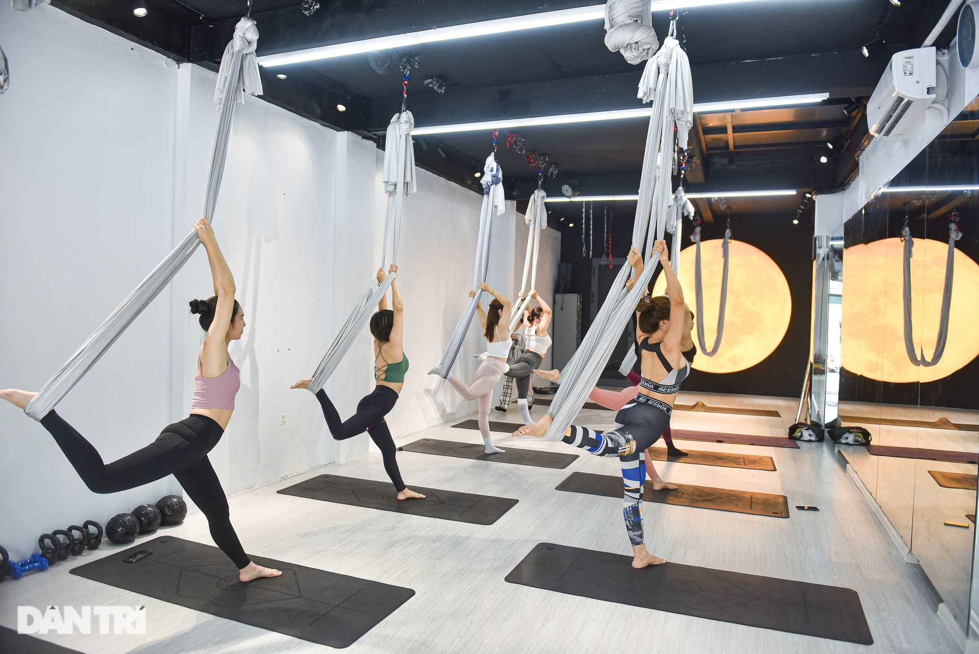 Cô gái 25 tuổi uốn mình trên không trung mỗi ngày với yoga bay - 18 Cô gái 25 tuổi uốn mình trên không trung mỗi ngày với yoga bay - 18