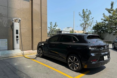 Chủ VinFast VF 8 tiết lộ lý do càng lái càng mê, đi mãi không chán