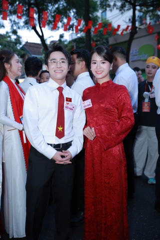 Lâm Vỹ Dạ để chồng ở nhà chăm con, ra Hà Nội tham gia diễu hành A80 - 5