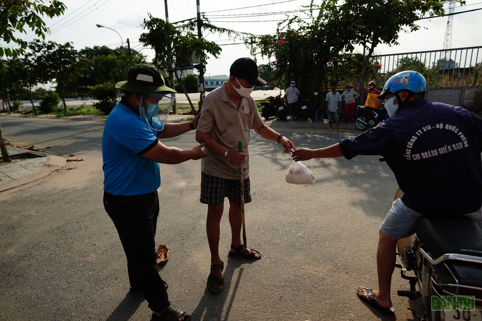 ATM gạo - Dòng chảy yêu thương trong những ngày đại dịch - 9 ATM gạo - Dòng chảy yêu thương trong những ngày đại dịch - 9